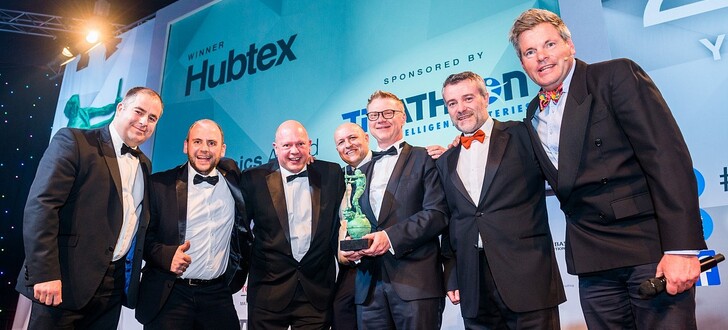 Hubtex-Geschäftsführer Hans-Joachim Finger (5.v.l.) erhält den FLTA Award 2019 im Rahmen der Verleihung der Fork Lift Truck Association. Hier das Siegerfoto des Hubtex-Teams in Telford (UK)