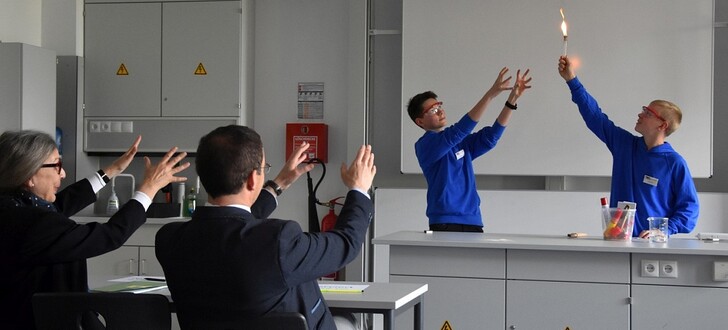 Zauberei im Physikunterricht? Landrat Dr. Michael Koch und Schulleiterin Susanne Hofmann zaubern zusammen mit den Schülern Balázs und Jonathan aus der siebten Klasse der Konrad-Duden-Schule.