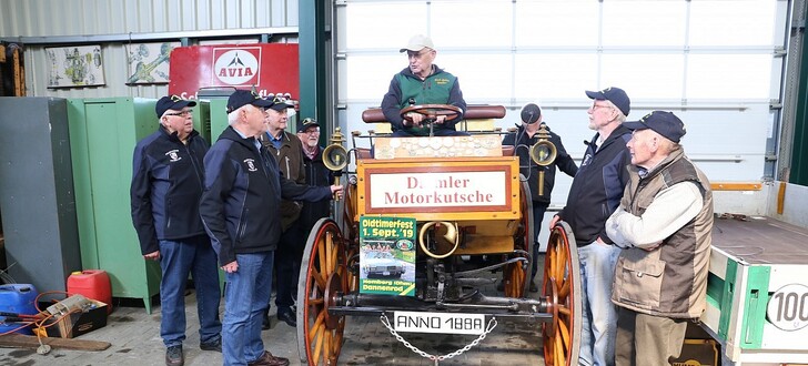 Das Schmuckstück der Oldtimer-Freunde-Ohmtal ist der Nachbau der Daimler Kutsche mit Verbrennungsmotor-Antrieb, am Steuer Museumsführer Karl-Heinz Pfeffer. Aufmerksame Zuschauer waren die Senioren der Feuerwehr Ludwigsau-Friedlos