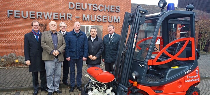 Von links: Horst Habermehl (Schatzmeister DFM), Rolf Schamberger (Museumsleiter DFM), Christian Broweleit (Initiator, FF Bad Homburg), Klaus Bodenschatz (Werkstattleiter Firma Suffel), Frank Christl, Vertriebsleiter Fa. Suffel), Klaus-Georg Kolb (Stadtbrandrat Aschaffenburg).