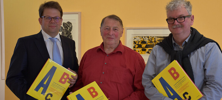 Fuldas OB Dr. Heiko Wingenfeld, Prof. Franz Erhard Walther und Dr. Carlo Burschel bei der Buchpräsentation.