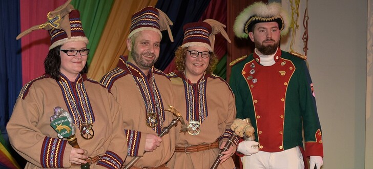 Das Fürsten-Trio (von links): Jasmina Schön, Ingo Bott und Tina Grammann mit Ordonanzoffizier Sascha Ebert