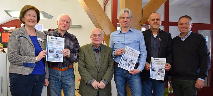 Hannelore Schmitt, Heinrich Meyer, Stadtführer Prof. Dr. Karl-August Helfenbein und Stephan Mölig von der Firma Neuraum, Erwin Fauß und Lothar Pietsch freuen sich auf den 24. Februar.