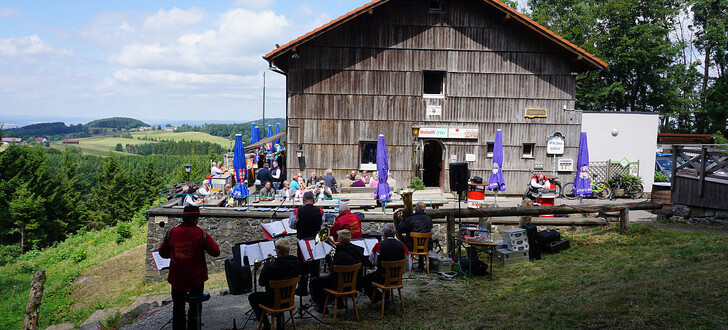 Zweimal im Jahr findet auf der Enzianhütte der traditionelle Frühschoppen mit den Rückerser Dorfmusikanten statt