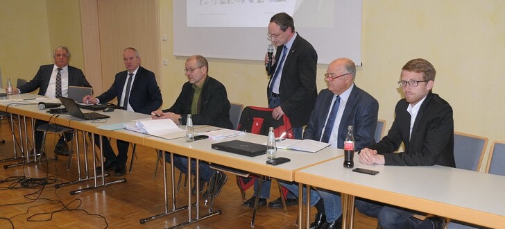 Am Podium waren vertreten Referatsleiter Martin Küthe vom Umweltministerium, die Bürgermeister Edwin Schneider (Ulrichstein), Bernhard Ziegler (Herbstein), Sebastian Stang (Grebenhain), Christian Raupach vom Hessischen Waldbesitzerverband und der neu gewählte CDU-Landtagsabgeordnete Michael Ruhl. (von links)