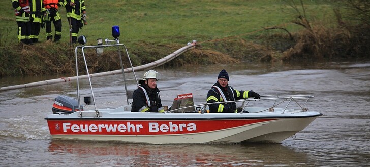 Die Feuerwehr Bebra unterstützte die Feuerwehr Ludwigsau beim Auslegen der Ölsperre mit dem Boot