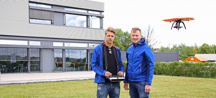 Alexander Lepke und Thomas Albrecht (von links) aus Burghaun bieten Vermessungsdienstleistungen per Drohne.