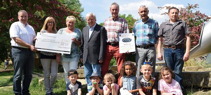 Die wunderschöne Außenanlage wurde von fröhlichen Kita-Kindern bespielt, als der Scheck an Pfarrer Bernd Seifert, Andrea Stein und Doris Krotzky von Dr. Heinrich Hellwig, Karl-Heinz Battenberg, Gerhard Opfer und Jürgen Lapp (von links) überreicht wurde.