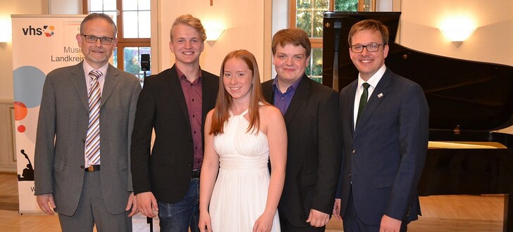 Mit Philipp Flügel, Madita Heigel und Georg Rupprecht (Mitte, v.l.) freuen sich vhs-Studienleiter Dr. Klaus Listmann (l.) und Erster Kreisbeigeordneter Frederik Schmitt (r.) über den Erfolg.