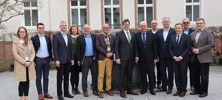 Mitarbeiter der Region Fulda GmbH, Beirat und Gesellschafter: von links (Pauline Kirchner, Christian Vey, Michael Kiel, Simone Hein, Christoph Burkard, Dr. Herbert Büttner, OB Dr. Heiko Wingenfeld, Präsident Bernhard Juchheim, Bruno Günkel, Landrat Bernd Woide, Präsident Prof. Dr. Karim Khakzar, Roland Frormann, Kreishandwerksmeister Claus Gerhardt. Foto: Leoni Rehnert, Landkreis Fulda