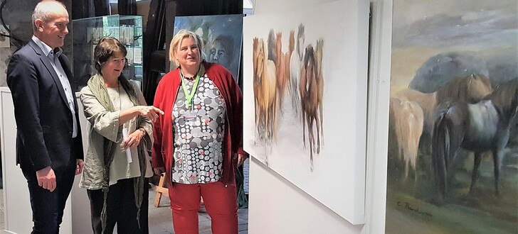 Bürgermeister Edwin Schneider, Künstlerin Christiane Bender und Museumsmitarbeiterin Susanne Zejewski-Dützer (rote Kleidung) beim Rundgang (von links)