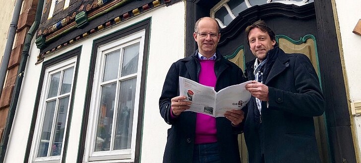Freude über die Förderzusage – MdB Michael Brand und Stephan Koch, Vorstand der Aktiv-Stiftung vor dem Elf-Apostel-Haus in Tann