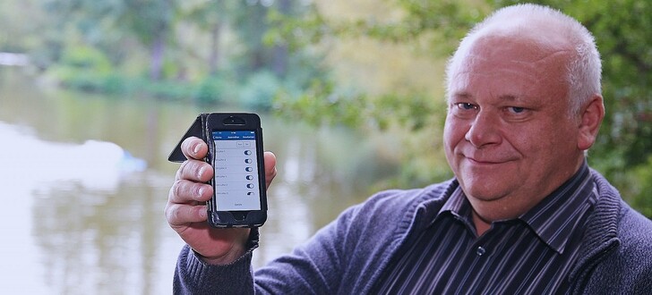 Richard Peter, Erster Gewässerwart des Angelsportvereins Fulda, mit App bei den Aueweihern