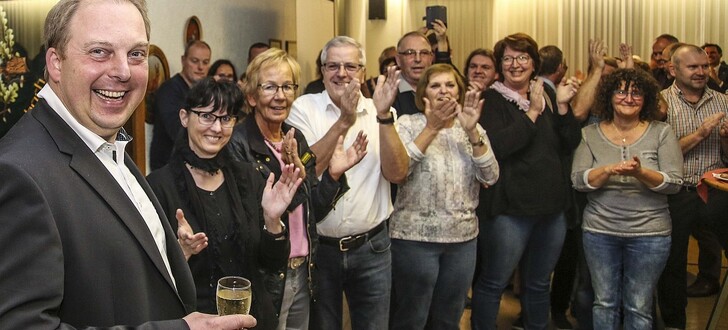 Minutenlanger Jubel am Sonntagabend in Fraurombach: Das Bürgerhaus stand Kopf als Alexander Altstadt den Saal erreichte