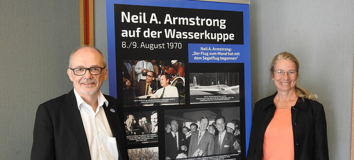 Erhard Belz, Vorsitzender der Arbeitsgemeinschaft der Autographensammler und Dettes Tochter Cornelia Wiethaler