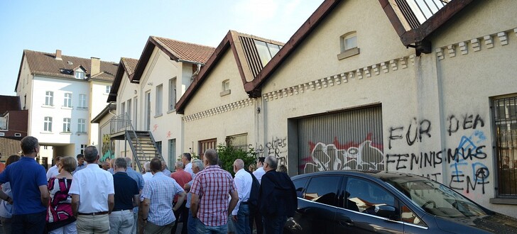 Die CDU-Stadtteilbegehung führte auch auf das Gelände an der Langenbrückenstraße. Hier sollen bald die Bagger rollen