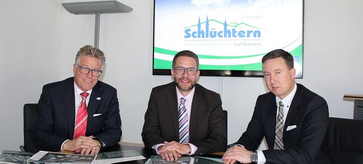 „Dieses Bauprojekt ist eine der größten Chancen für die Innenstadtbelebung in Schlüchtern in den nächsten Jahren“: Kreisbeigeordneter Winfried Ottmann, Landrat Thorsten Stolz und Bürgermeister Matthias Möller im Gespräch im Main-Kinzig-Forum