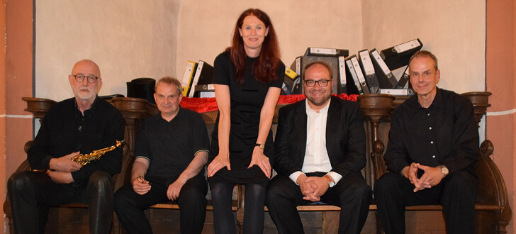 Aktenberge als traurige Kulisse. Der Literaturgottesdienst mit Pfarrerin Imke Leipold
berührte. Links im Bild Willi Repnak, der den musikalischen Part übernahm.