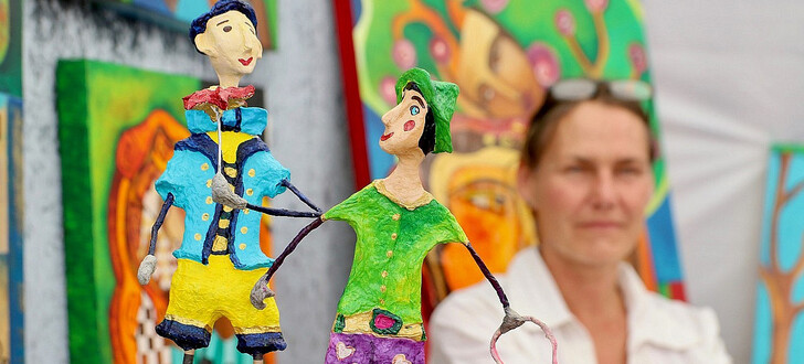 Bunt und fröhlich präsentieren sich die zahlreichen Künstler mit ihren Werken auf der Kunstwoche Kleinsassen, die am Sonntag startet