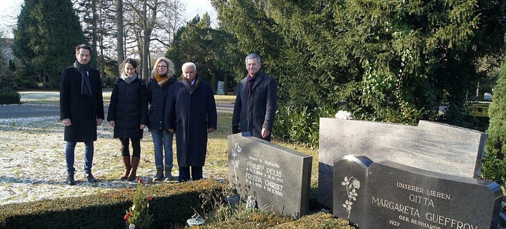 Die Gräber von Sinti und Roma gelten als besonders gut gepflegt. Davon machten sich auf dem Hauptfriedhof ein Bild (von rechts): Andreas Kowol, Adam Strauß, Friedhofsleiterin Alexandra Kinski, Jara Kehl und Markus Henrich.