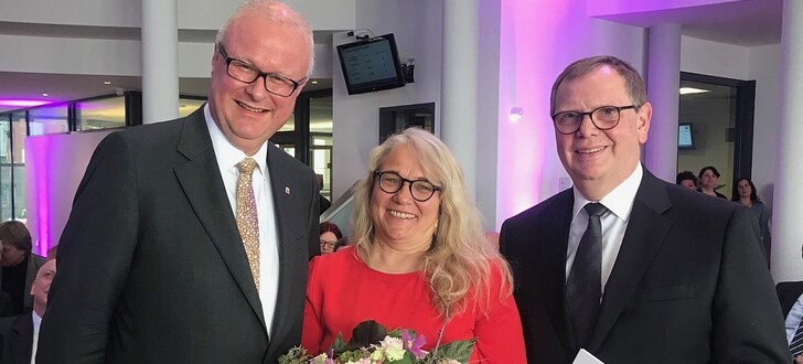 Finanzminister Thomas Schäfer führte heute Thomas Hesse (re., Bildmitte seine Ehefrau Monika Graf-Hesse ) offiziell als Vorsteher des Finanzamt Fulda ein.