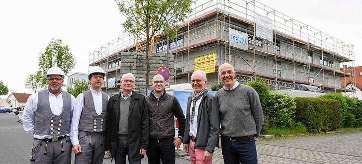 Richtfest bei TEWI im Kohlhäuser Feld - das obligatorische Gruppenbild: Dieter Klemm, Dr. Christoph Schetter, Christian und Steffen Wighardt, Arno Eschbach und Uwe Fischer.