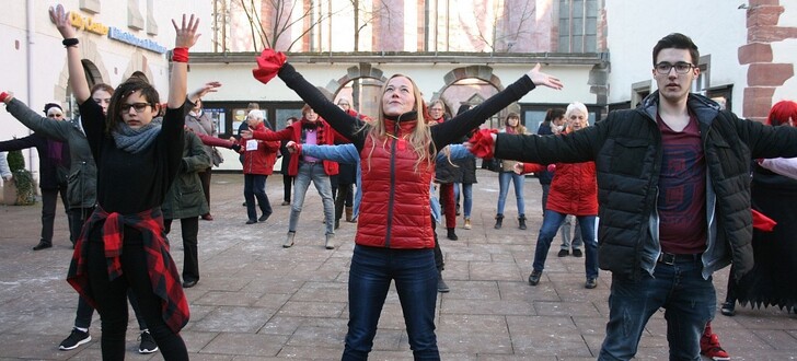Setzen in Bad Hersfeld tanzend ein Zeichen gegen Gewalt an Frauen: die Teilnehmer der Kampagne "One Billion Rising".