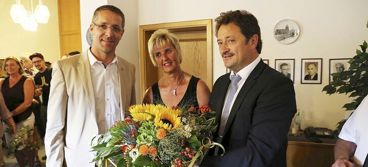 Der wiedergewählte Bürgermeister Ralf Hilmes (rechts) mit Ehefrau Ute und Landrat Dr. Michael Koch