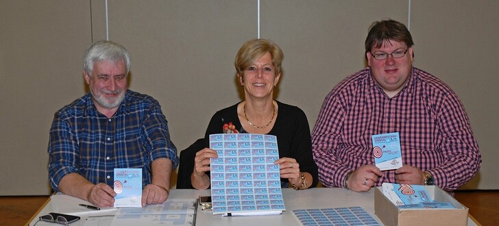 Schriftführer Jochen Melk, Vorsitzende Heike Merx und Beisitzer Andreas Siemon vom Gewerbeverein Sinntal (von links) stellen die Werbemittel für die Gewerbeschau Sinntal 2018 vor.