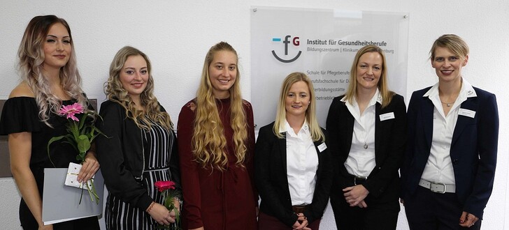 Die Examensbesten Sophia Wehnes, Franziska Gluth, Damaris Schaum und von rechts die Schulleiterin Verena Hörbelt, den Lehrerinnen Andrea Schwab und Ann-Kathrin Faber, von rechts.