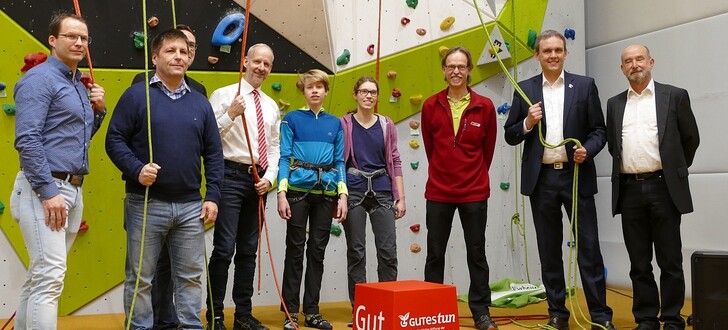 Feierliche Einweihung der DAV-Kletterwand in der Geistalschule (v.li.): Achim Klein (Landkreis HEF-ROF), Bürgermeister Thomas Fehling, Sportkreisvorsitzender Christian Grunwald, Wolfgang Kurth von der Sparkassenstiftung, Lukas und Luisa Wagner vom DAV, Michael Schlumberger (DAV), Karsten Vollmar (stv. Schulleiter der Geistalschule) und Volker Adam (1. Vors. DAV).