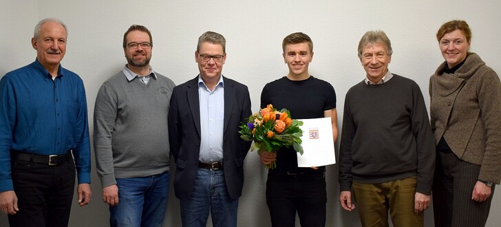 Von links:Stellvertretender Fachbereichsleiter ländliches Bodenmanagement Günter Ziegeldorf, Leitender Ausbilder Thorsten Scharf, Abteilungsleiter Zentrale Dienste Alf Sobieray, Geomatiker Jens Mühling, Fachbereichsleiter Personal Ernst Bornträger und Amtsleiterin Barbara Bachner