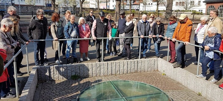 Die Kuriositäten-Führung vor dem "Wasser der Minderbrüder" im Schulhof der Konrad-Duden-Schule