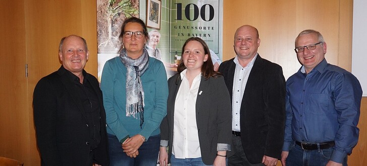 Das Bild zeigt Bürgermeister Georg Seiffert (zweiter von rechts) und Tourismusreferent Gerhard Nägler (rechts) mit den Referenten der Auftaktveranstaltung dem Präsident der Bayerischen Landesanstalt für Wein- und Gartenbau, Hermann Kolesch, der Projektmanagerin der Ökomodellregion Rhön-Grabfeld Corinna Ullrich und die Leiterin der Abteilung Dachmarke der Rhön-GmbH Stephanie Meinecke.