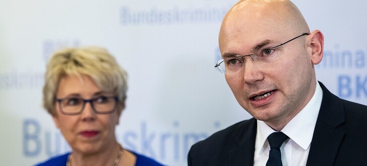 Die Ermittler haben am Dienstagmittag auf der Pressekonferenz im BKA informiert: Oberstaatsanwalt Georg Ungefuk (re.) und die Leiterin der Abteilung 'Schwere und Organisierte Kriminalität' im Bundeskriminalamt, Dr. Sabine Vogt (li.).