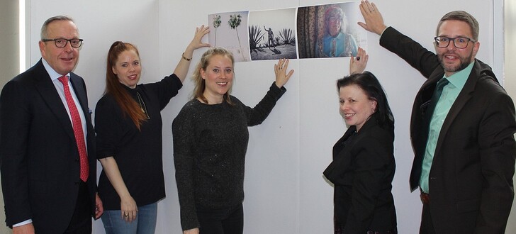 Besprechung zur Ausstellung, die vom 24. April bis 16. Mai Bilder und Alltagsgegenstände zum Film „Adelheid, Kornelius & die Töde“ präsentiert, von links: Horst Wanik, Kirstin und Maren Schmitt, Britta Pipa-Rößler (Sparkasse Gelnhausen) sowie Thorsten Stolz.