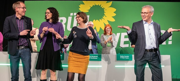 Die beiden neuen Minister Kai Klose und Angela Dorn, die hessische Umweltministerin Priska Hinz und Wirtschaftsminister Tarek Al-Wazir mit einer Tanzeinlage bei der LMV in Hofheim