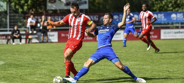 Maximilian Vilmar (l.) trifft mit der SG Barockstadt II auf Abdullah Özsuvaci und den FC Eichenzell
