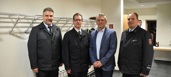 Das neue Führungsteam: v.l.n.r.: Stellvertretender GBi Achim Weider, der neue GBI Christoph Möller, Bürgermeister von Petersberg, Carsten Froß, Stellvertretender GBi Philipp Heil