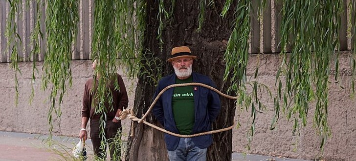 Gefesselt an der Trauerweide: Walter Rammler