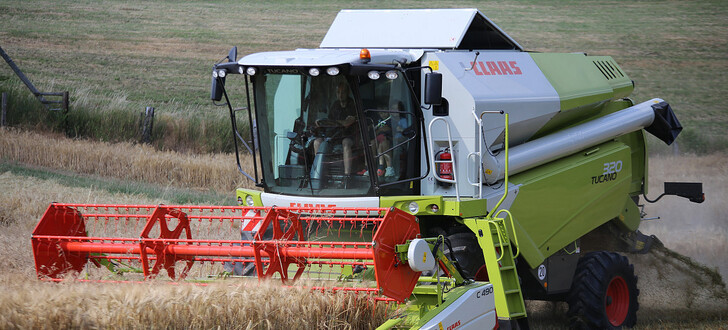 Der Sohn von Landwirt Christian Knoth, Christoph steuert den Claas Tucano Mähdrescher