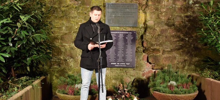 "Aus der Tiefe ruf ich zu dir! Alexander Maier berührte mit seinem Sologesang in der Kirche und an der Gedenkstätte