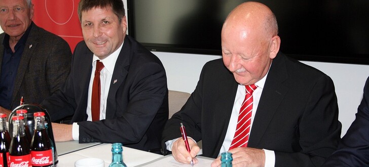 Die Sparkasse ist Platinpartner beim Hessentag 2019: Bürgermeister Thomas Fehling und Reinhard Faulstich (re.), Vorstandsvorsitzender der Sparkasse, unterzeichnen die Vereinbarung.