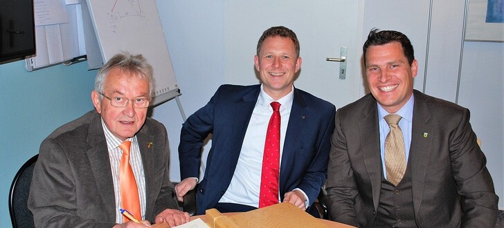 Eintragung in das Hölzerne Buch der Gemeinde Burghaun von li. Vorsitzender Günter Pilz, Generalsekretär Dr. Markus Demele und Bürgermeister Simon Sauerbier
