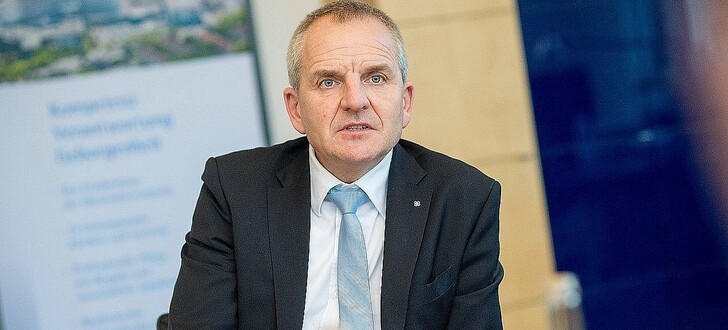Priv.-Doz. Dr. Thomas Menzel führt Klinikum erfolgreich und bleibt bis 2024 Chef.