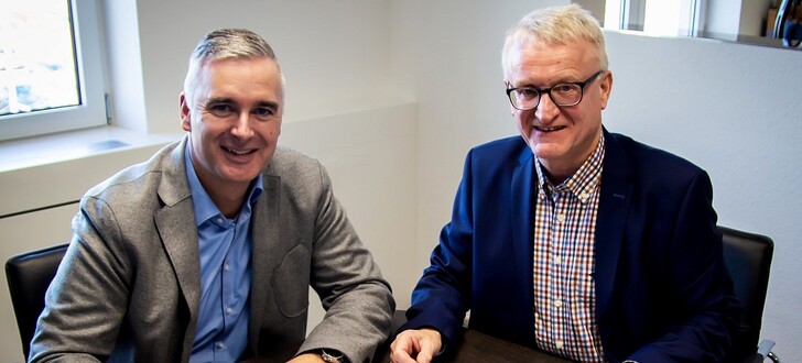 Ralph Burkhardt (links) und Dr. Wolfgang Dippel bei der Vertragsunterzeichnung.