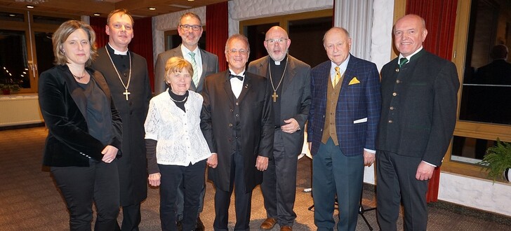 Von links: Anke Schroth, Dekan Till Roth, Kriemhild Schroth, Dekan Dr. Matthais Büttner, Fritz Schroth, Regionalbischof Dr.
Hans-Martin Weiss, Landtagspräsident a.D. Johann Böhm und Landrat Thomas Habermann.