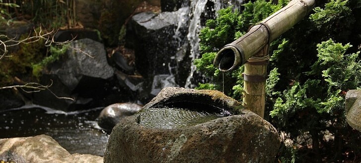Warum nicht einmal ein schönes Wasserspiel im eigenen Garten ausprobieren? Die Möglichkeiten im Bereich der Gartengestaltung sind schier unbegrenzt