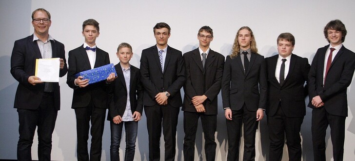Die Preisträger von rechts: Tim Breitenbach, Georg Rupprecht, Felix Detig, Timo Schneider, Till Schaum, Jonas Schmitt und Lateinlehrer Christoph Heigel.