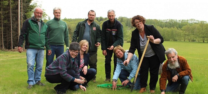Erste Kreisbeigeordnete Susanne Simmler (2.v.r.) begleitete das Team des Arnika-Schutzprojektes bei einer Pflanzaktion im Spessart.